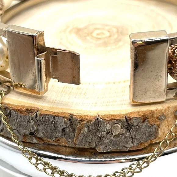 Vintage Unsigned Gold Tone Filigree Faux Pearl Bead Hinged Bangle Bracelet - Picture 3 of 12